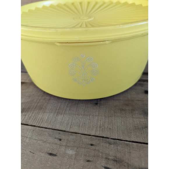 Vintage 70s Tupperware / Yellow Servalier Canister With Lid - Picture 2 of 8